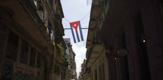 bandera de Cuba en las calles de La Habana