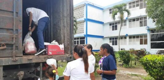 entrega de productos a damnificados del huracán