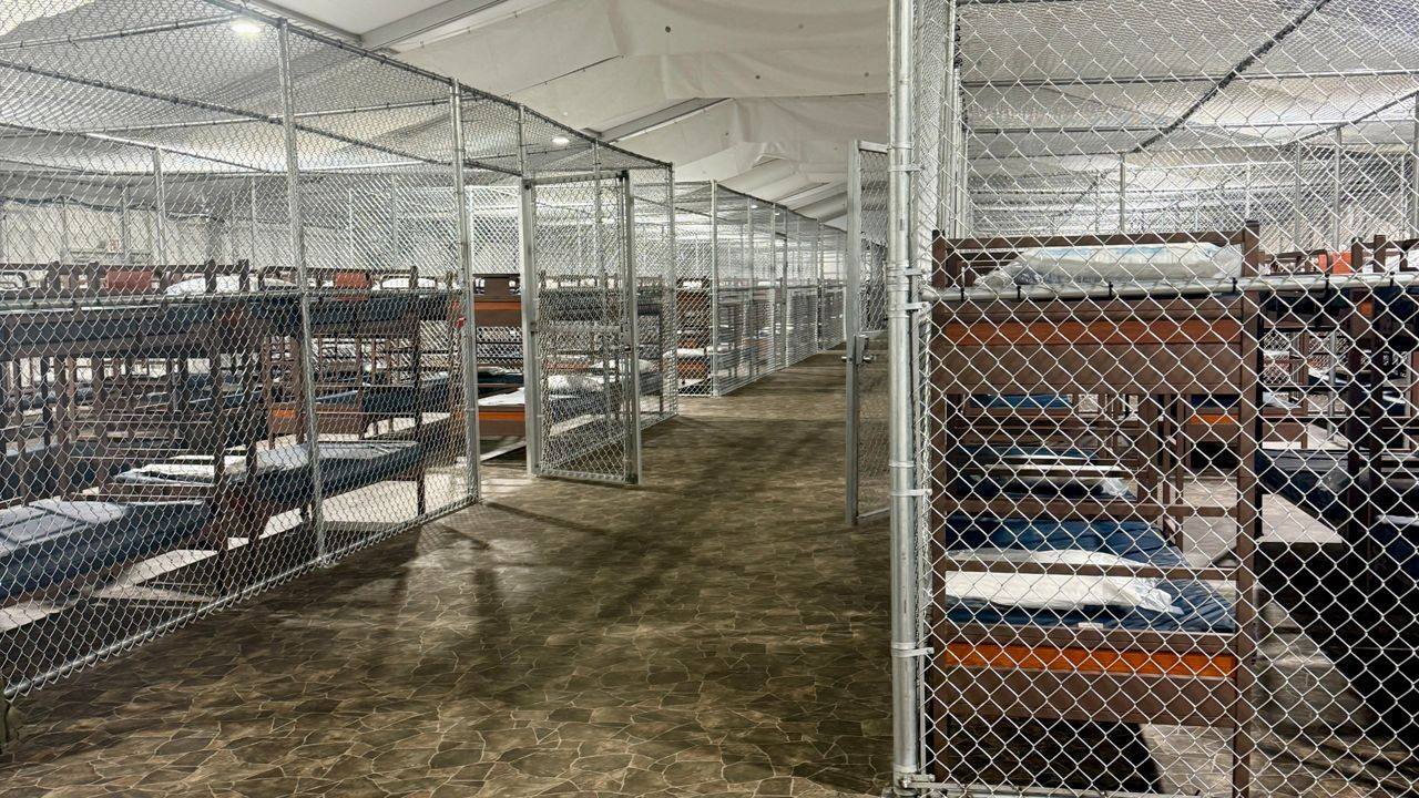 Comienza el desalojo de la famosa cárcel Alligator Alcatraz