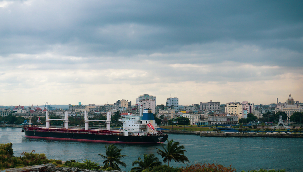 Buque venezolano llega a Cuba con donativos