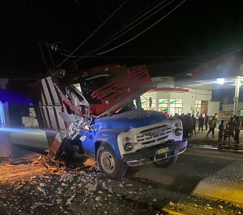 Camión choca contra un poste y deja sin electricidad a varios circuitos de Ranchuelo