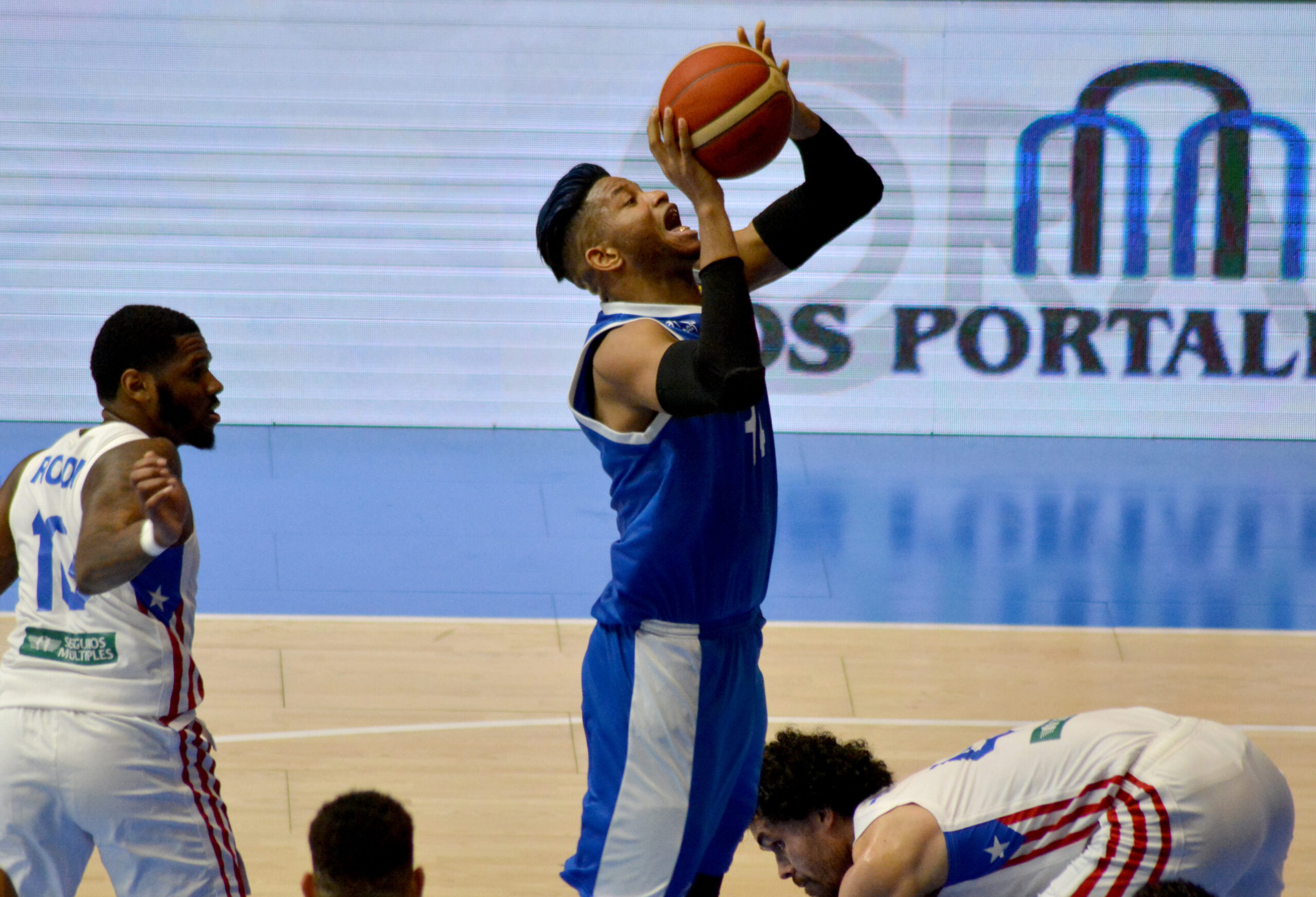 Confirmada grave lesión del capitán de la selección cubana de baloncesto Jasiel Rivero