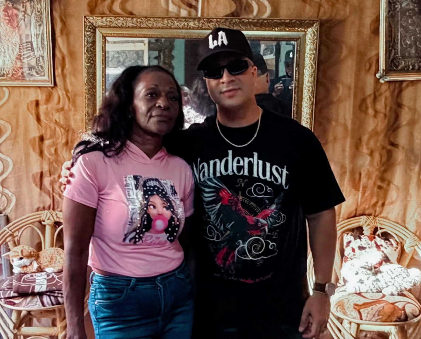 Yomil visita a la madre de Elvis Manuel en La Habana