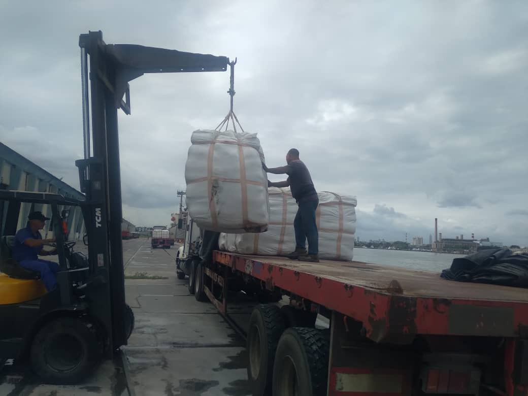 Cemento en dólares llega a las tiendas Caribe mientras muchos cubanos no pueden comprarlo