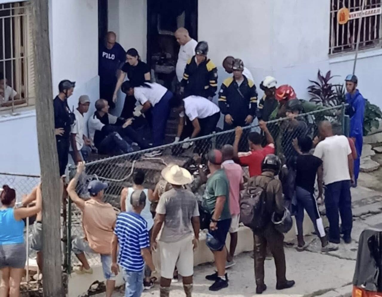 Un motorista cae por un hueco en zona pública de El Vedado: “El pavimento se desplomó repentinamente”