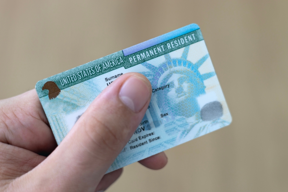 Juez federal ordena reactivar trámites de la green card para cubanos y más migrantes