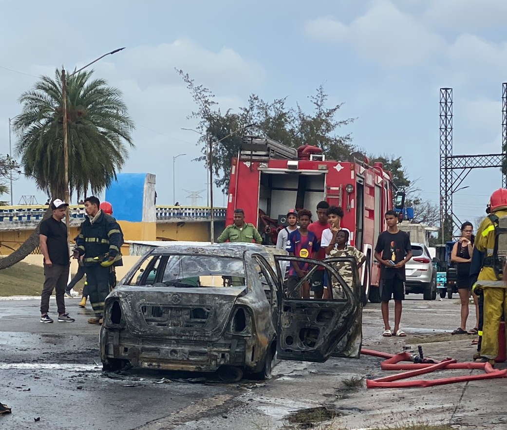 Taxi se incendia en plena vía de La Habana