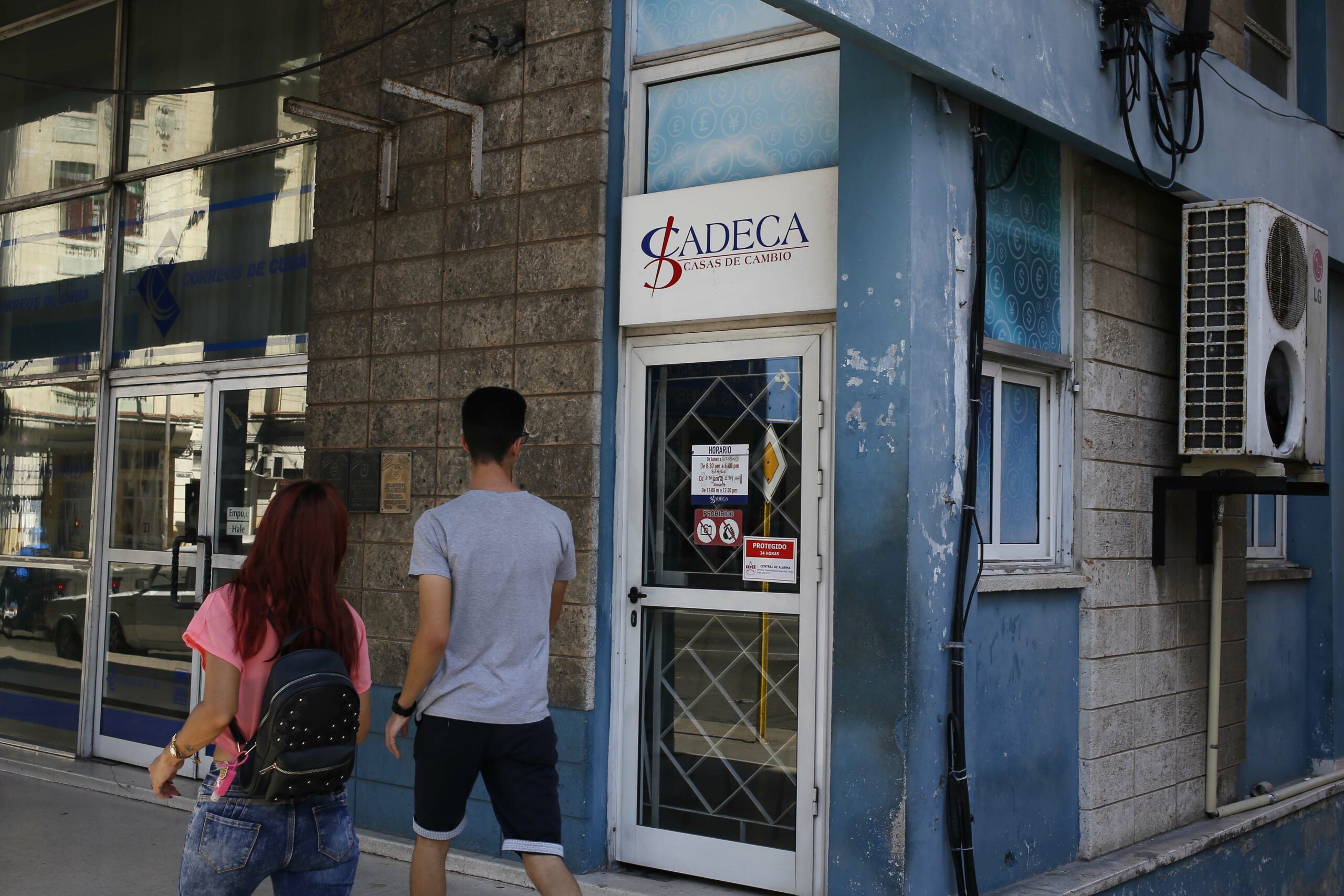 Cuba vuelve a entregar dólares en mano: la desconfianza es la única divisa que no escasea