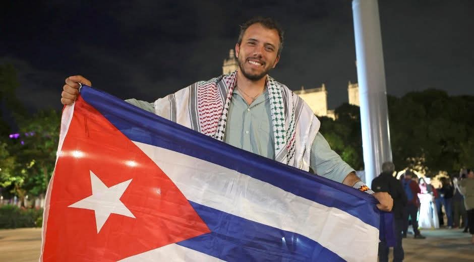 Activista que lideró Flotilla de ayuda a Cuba niega acusación por conducta sexual en travesía