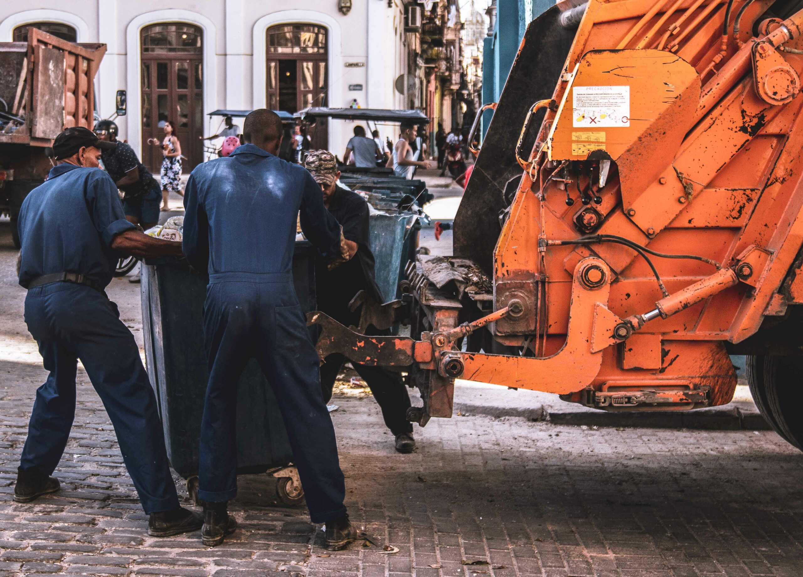 Empresa privada es contratada para la recogida de basura en Cuba