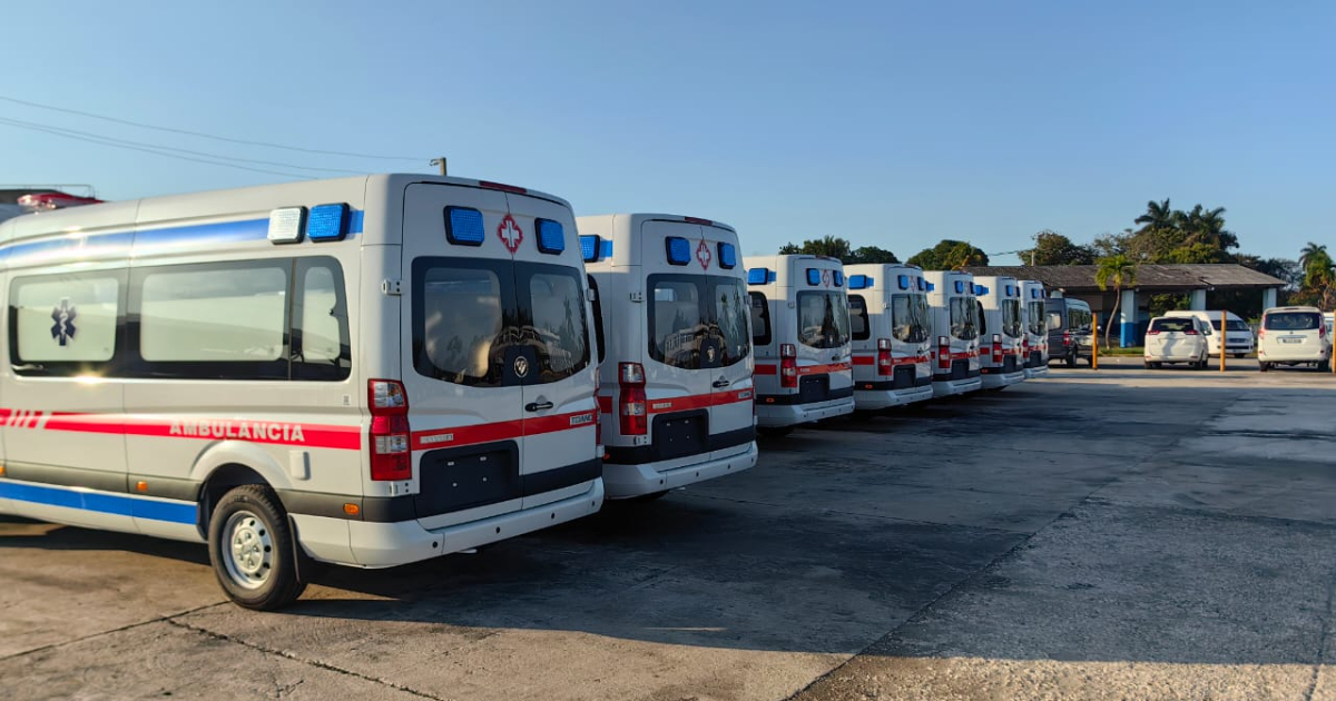 Llegan nuevas ambulancias a Cuba, pero el déficit del sistemba de salud sigue siendo crítico
